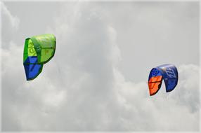Surfing Kitesurfing