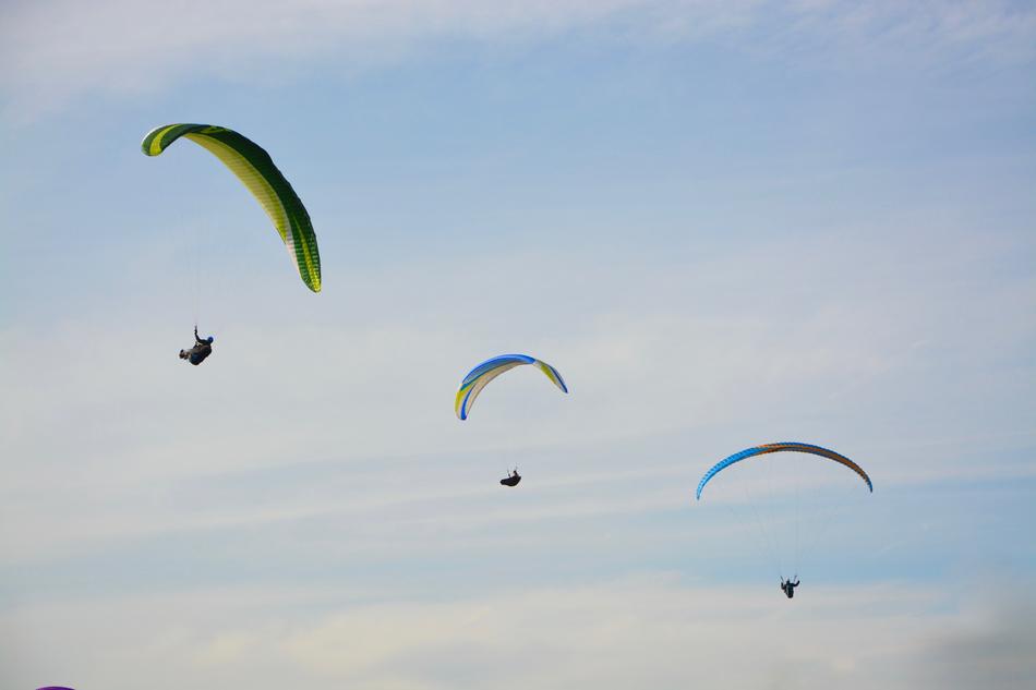 Paragliders Practice In Free flight
