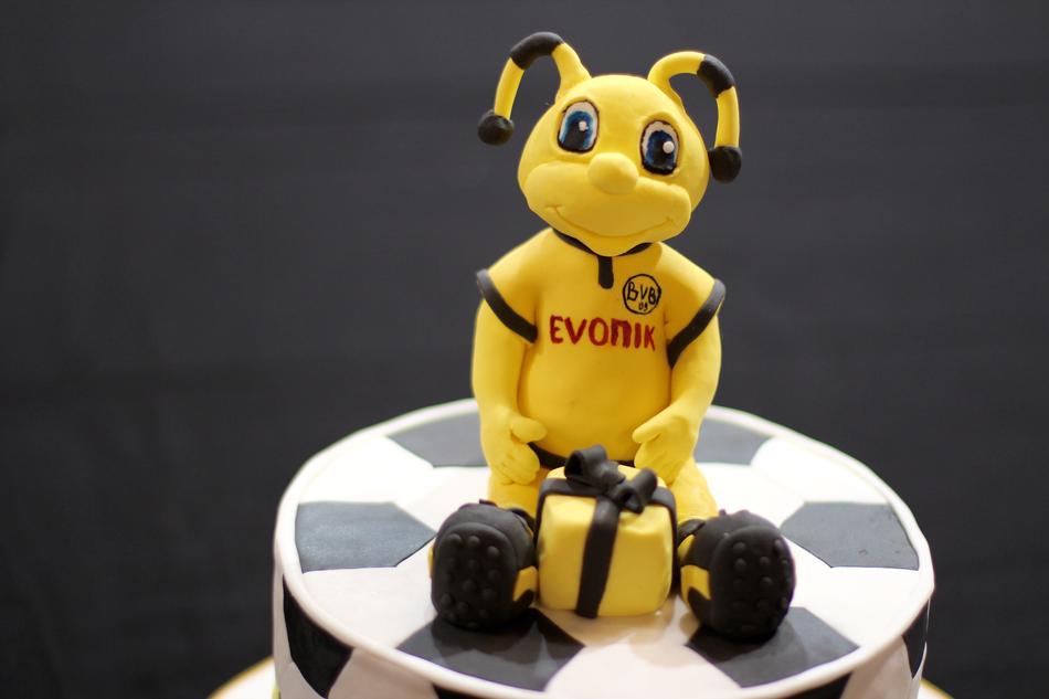 Beautiful, yellow, black and white cake for Borussia Dortmund team