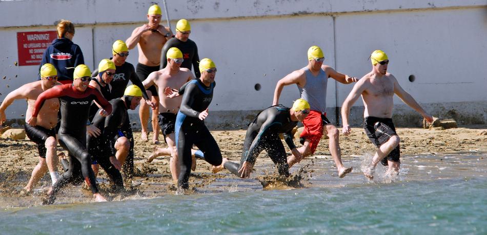 swimmers start on the seashore