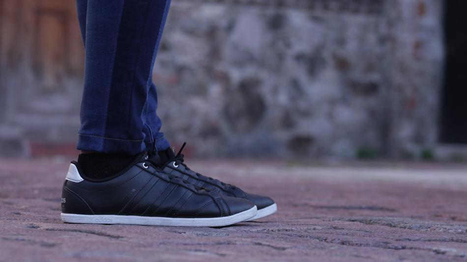 black sneakers on the legs of the athlete