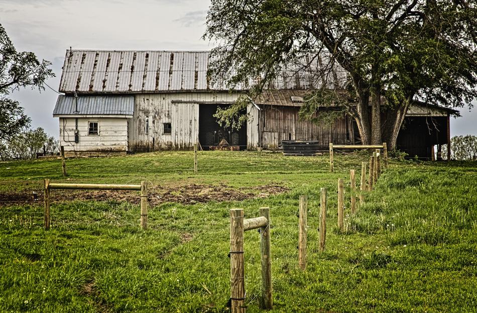 wooden barn in the american countryside