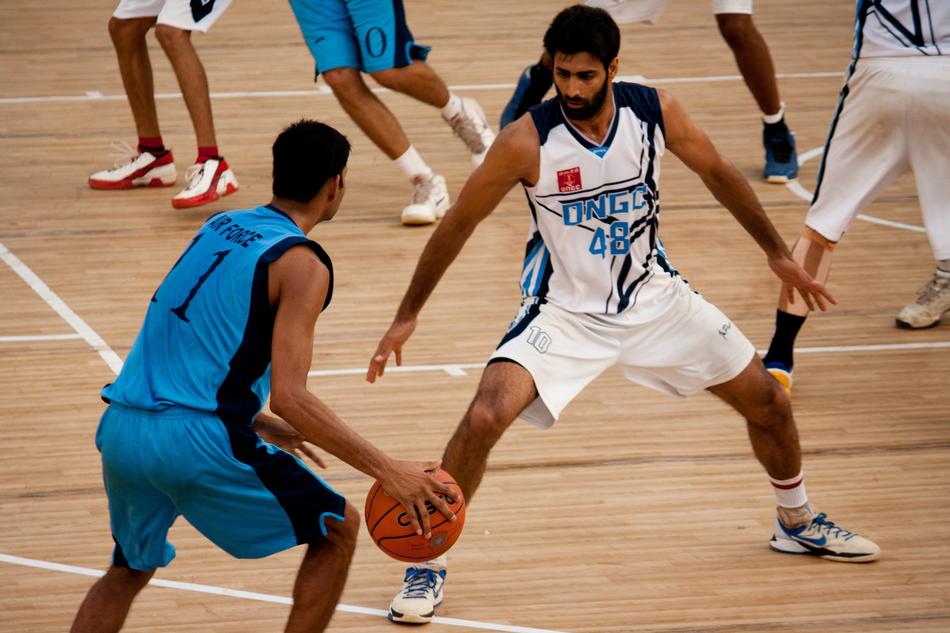 basketball player dribbles a player in a competition