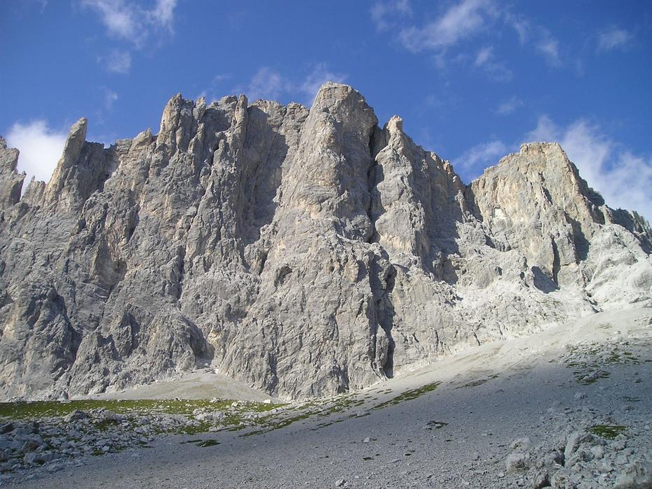 valley near the mountains