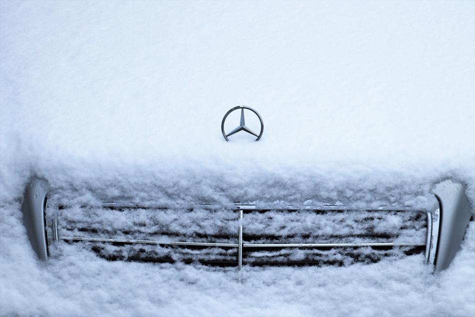Mercedes Benz in snow