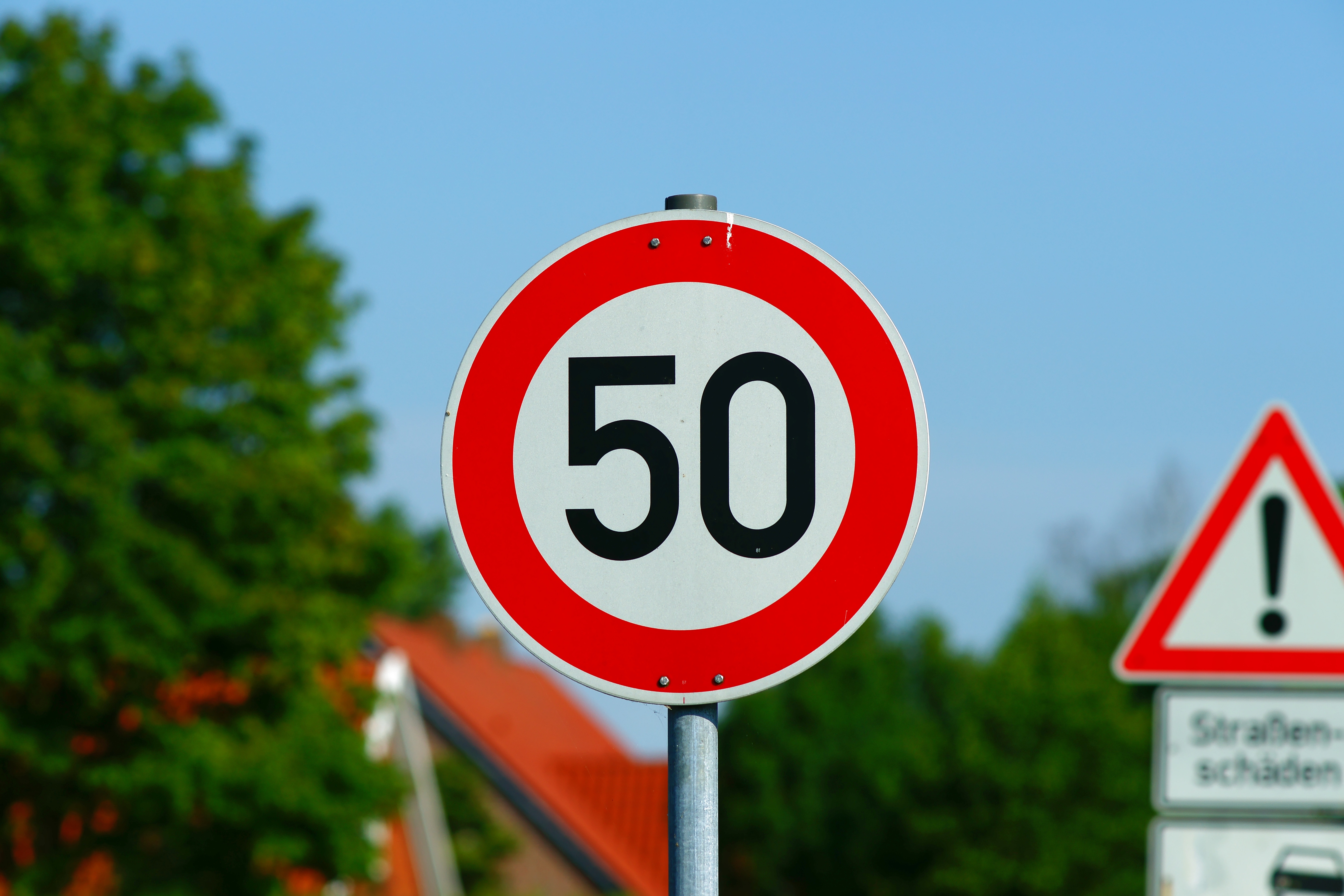 Ограничение. Знак 50. Дорожный знак 50. Знак 50 км/ч. Ограничение в скорости 50 км.
