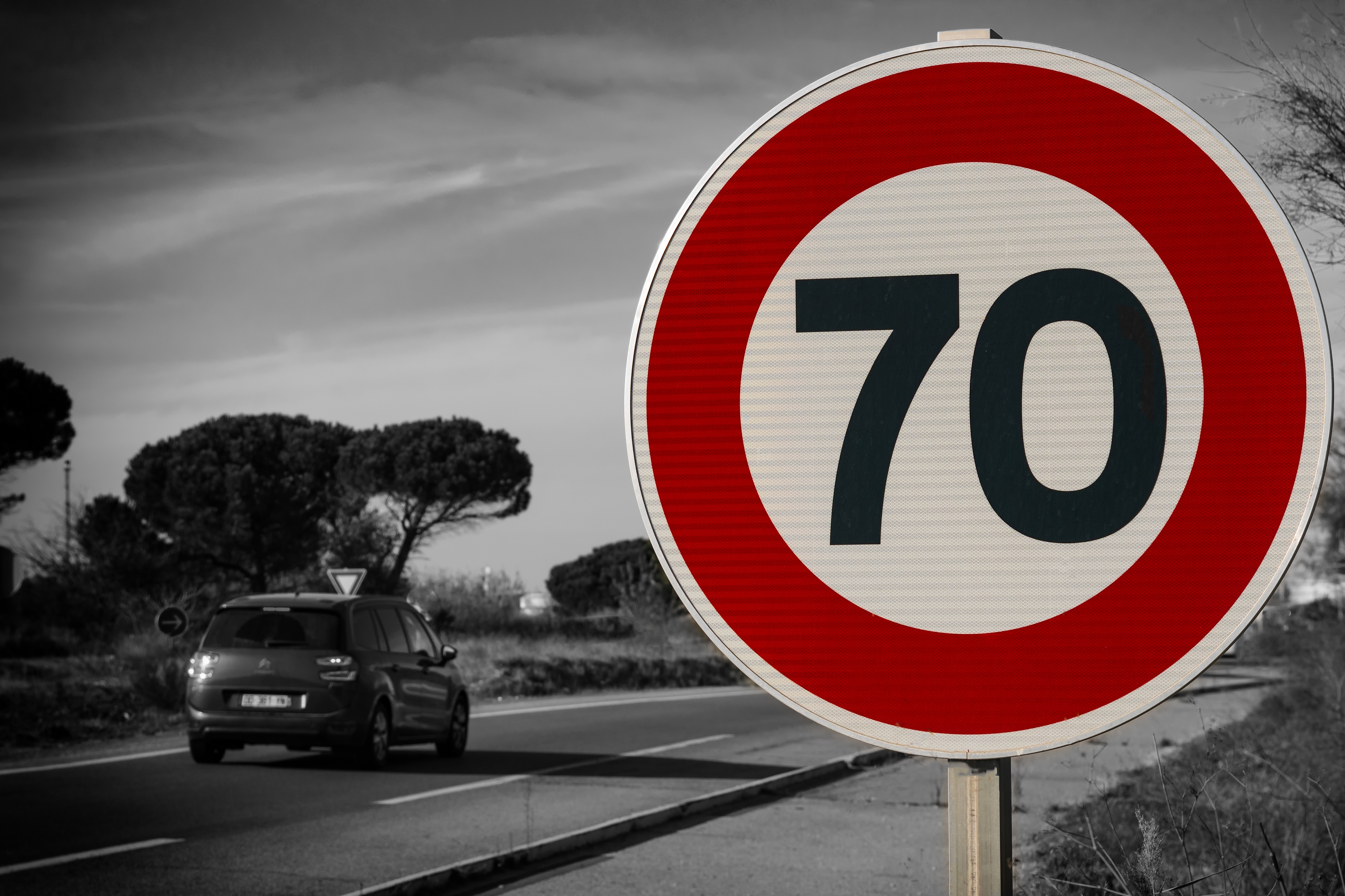 При каких случаях устанавливают знаки ограничения скорости. Дорожные знаки. Дорожные знаки скорости. Знаки ограничения скорости на дороге. Ограничение скорости 70 дорожный знак.