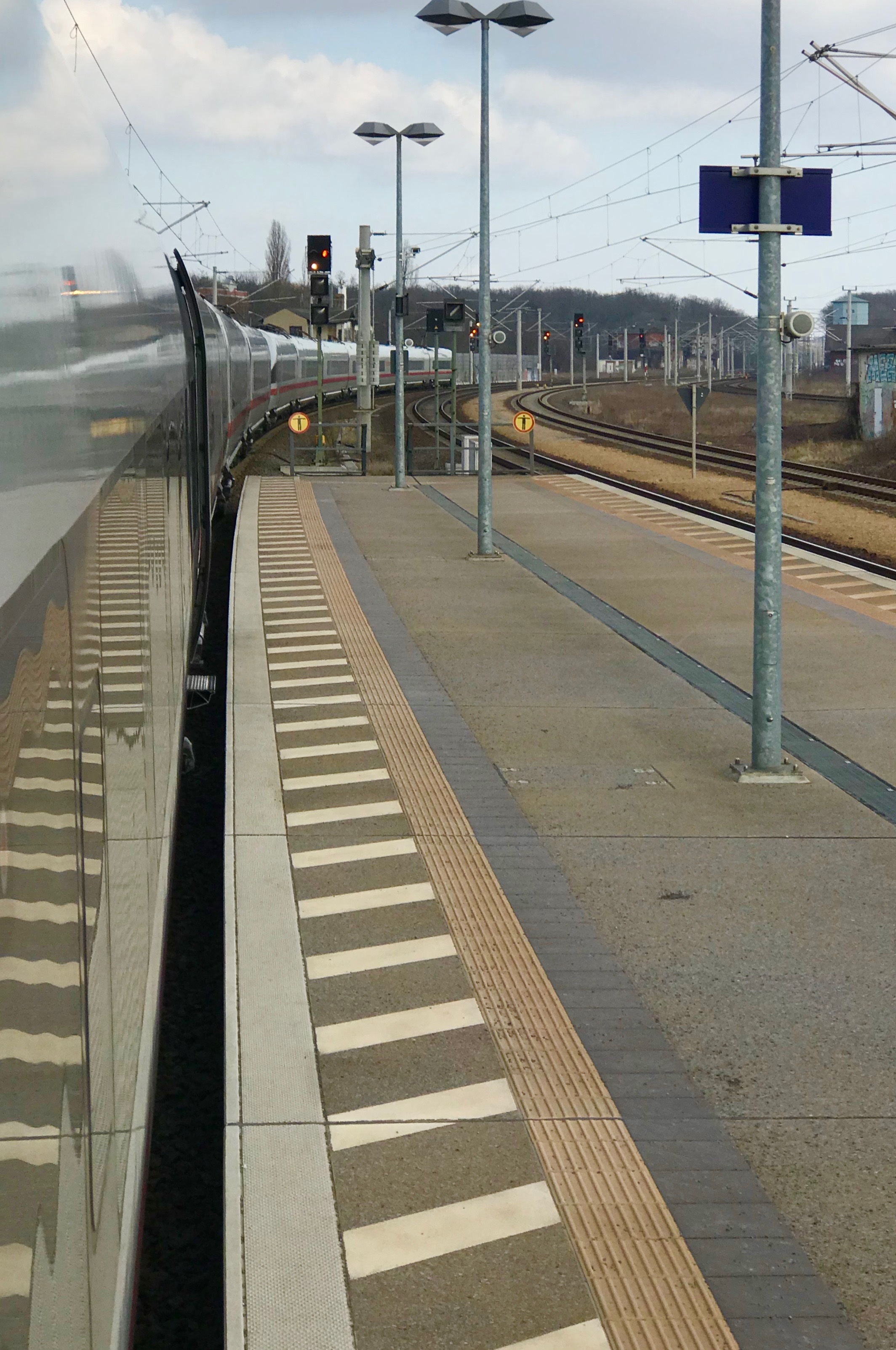 Rail traffic. Ice platform. Движущийся поезд. Железнодорожная платформа движущаяся. Железнодорожная платформа движущаяся.
