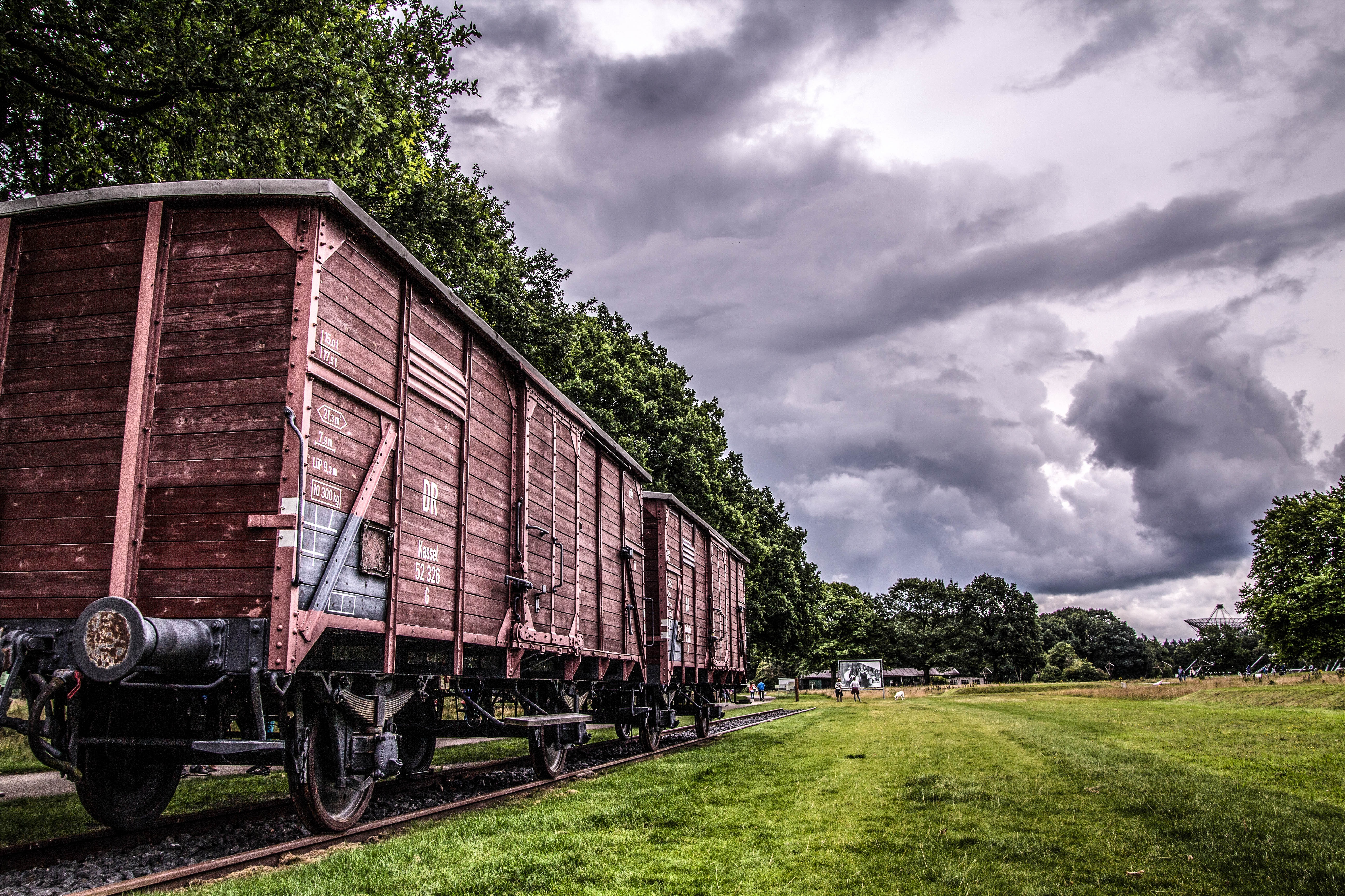 Train car. Железнодорожные вагоны полувагоны. Бругам вагон. Вагон гелиевоз. Вагон Бардина.