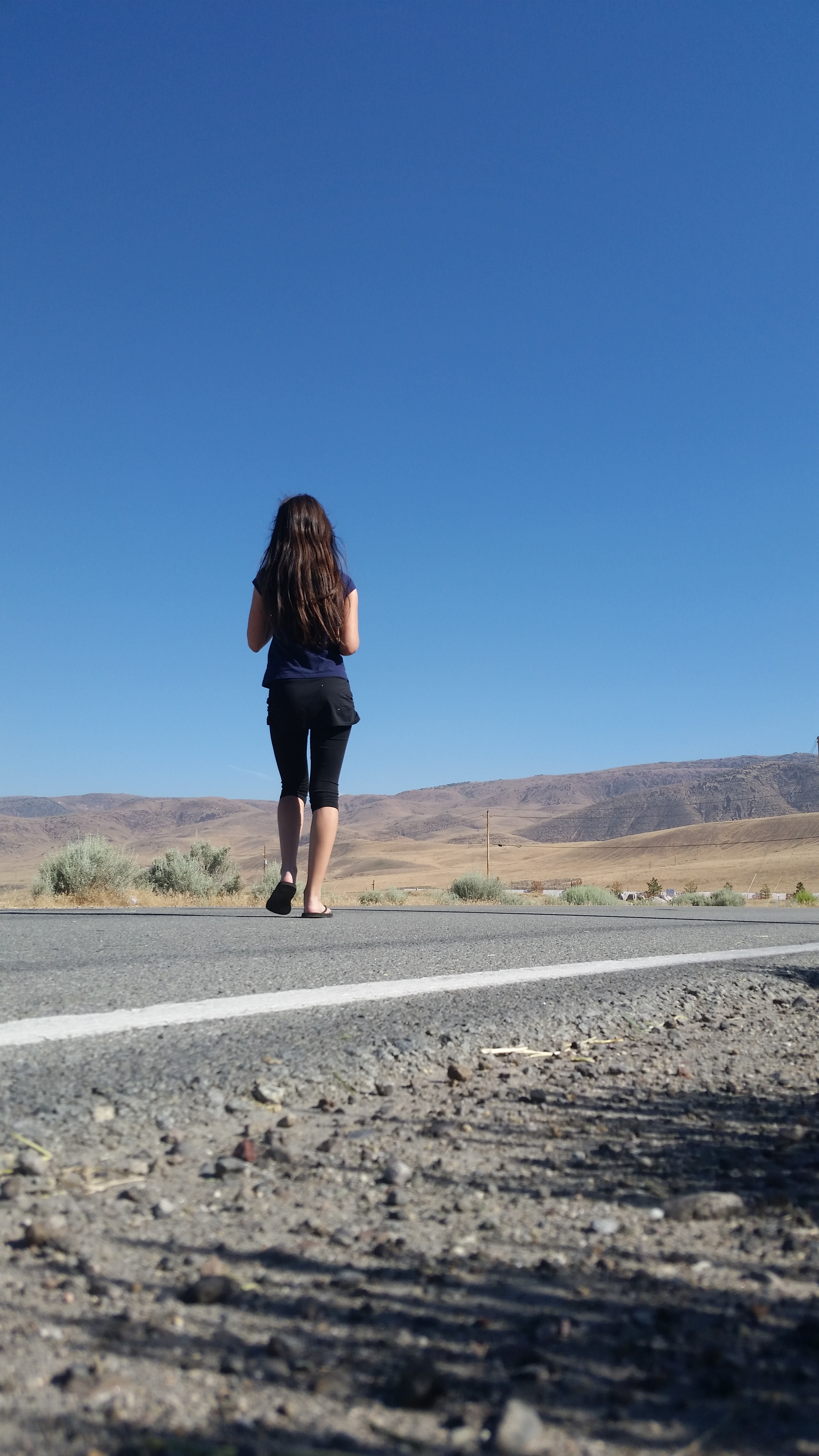 Фото девушка идет по дороге