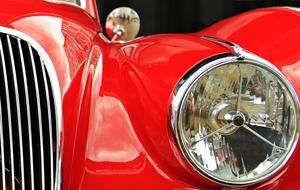 head light of red Oldtimer Jaguar car