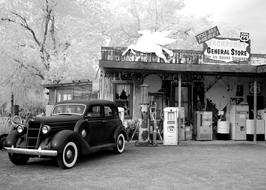 Oltimer Auto parked at petrol station, usa, arizona