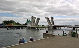 distant view of the drawbridge in Bascule