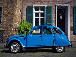 blue vintage Auto at house, CitroÃ«n 2CV