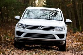 white volkswagen touareg off-road vehicle