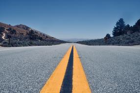 yellow lane markings on highways in California, America