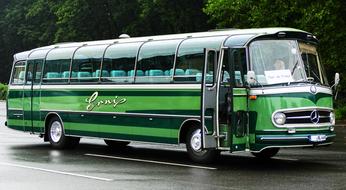 Oldtimer Mercedes Bus green