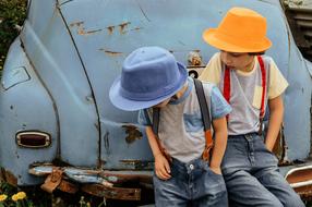 Retro-Car and Kids in hat
