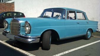 blue Mercedes Oldtimer