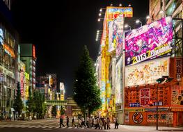 people at the crosswalk in tokyo at night