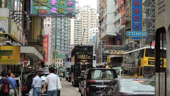 heavy traffic on the streets of hong kong