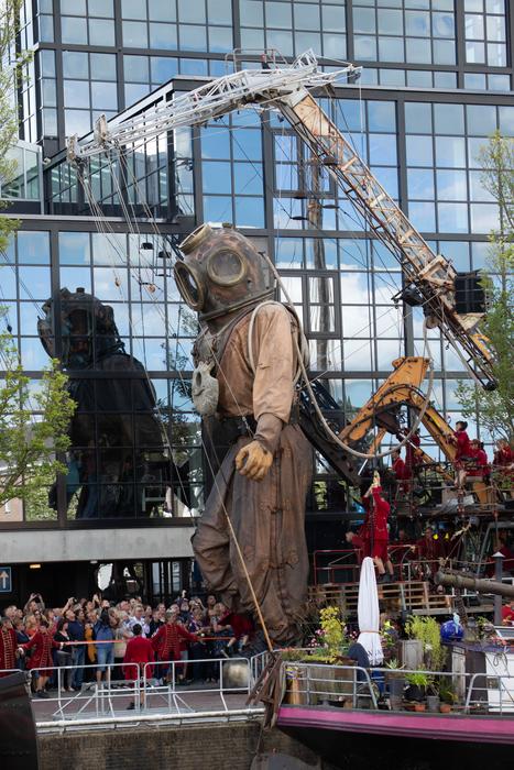 De Luxe Street Theatre