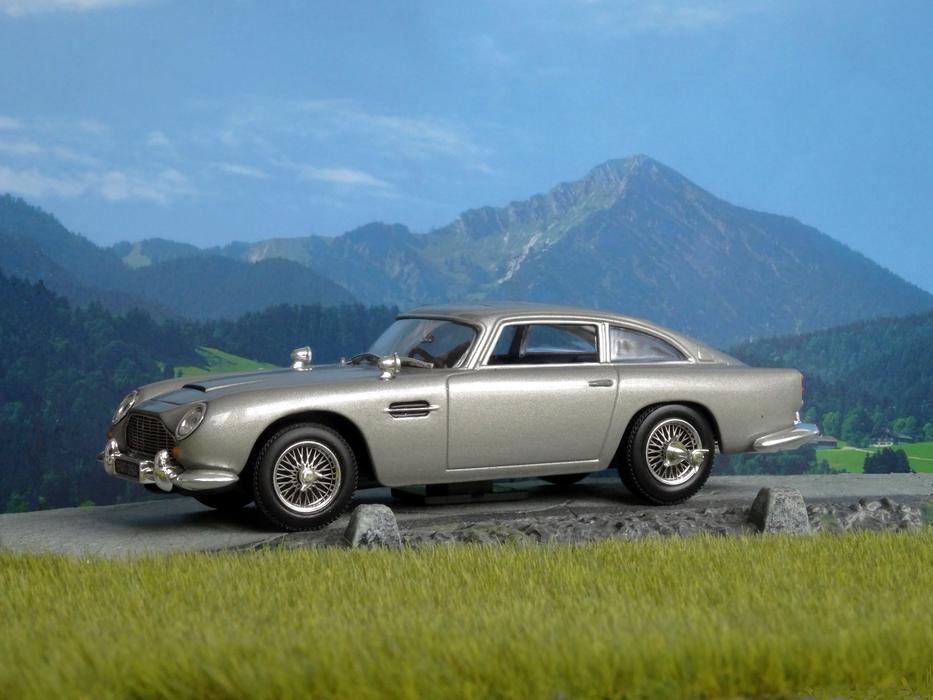 model of Aston Martin Db5 car