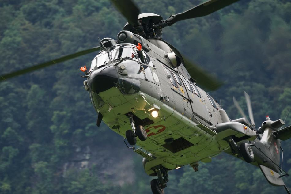 Helicopter Hubchrauber in flight close-up