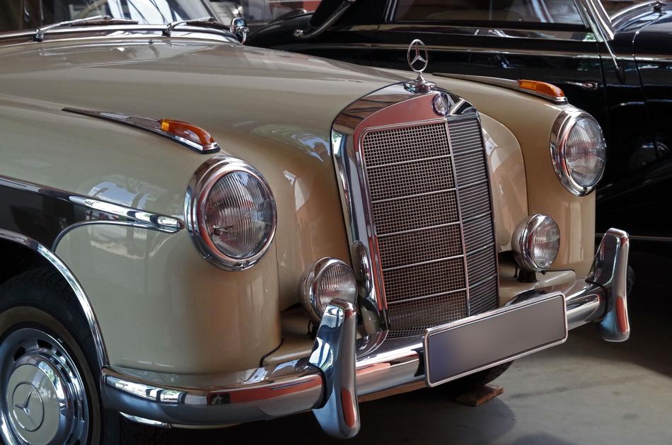 front of oldtimer Mercedes Auto