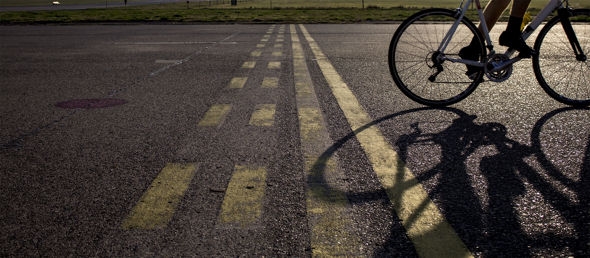 Сам дорог велосипеды. Велосипед на дороге. Велосипед на асфальте. Велосипед валяется на дороге. Велосипед лежит на дороге.