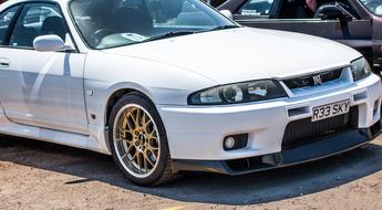 Nissan Skyline R33 white car