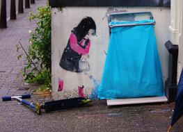 Street Art Girl Roller on wall
