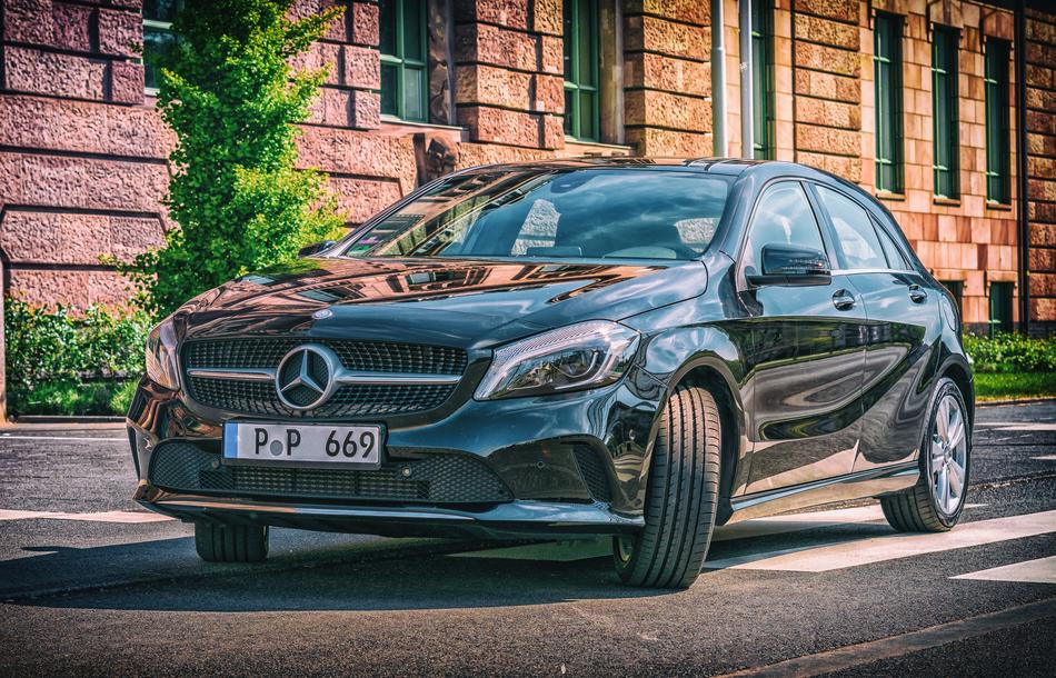 Mercedes Pkw Auto on street
