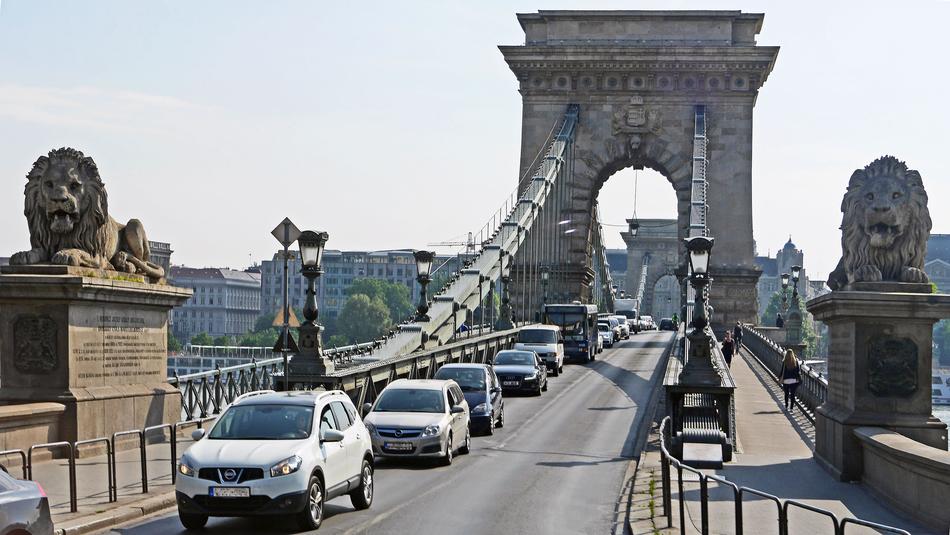 traffic on chain bridge in budapest