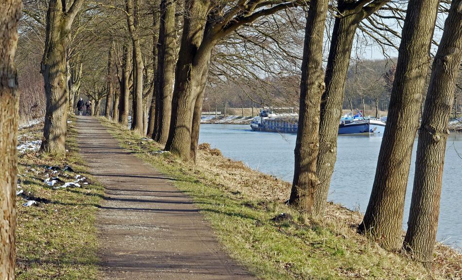 path in the park along the Dortmund canal