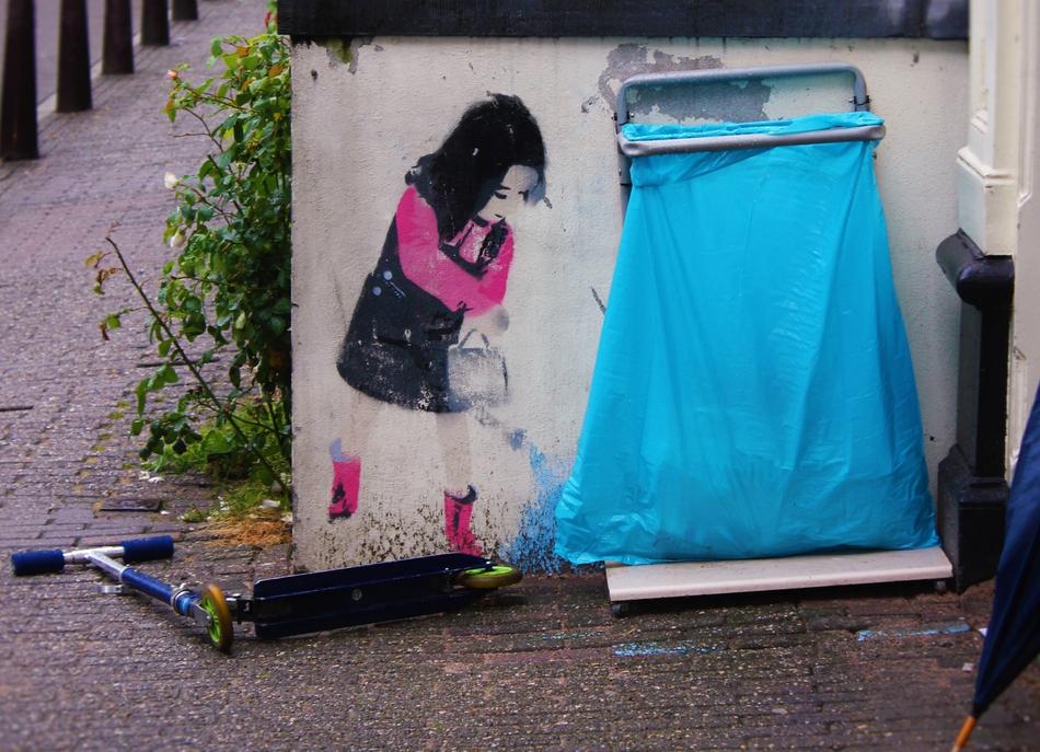 Street Art Girl Roller on wall