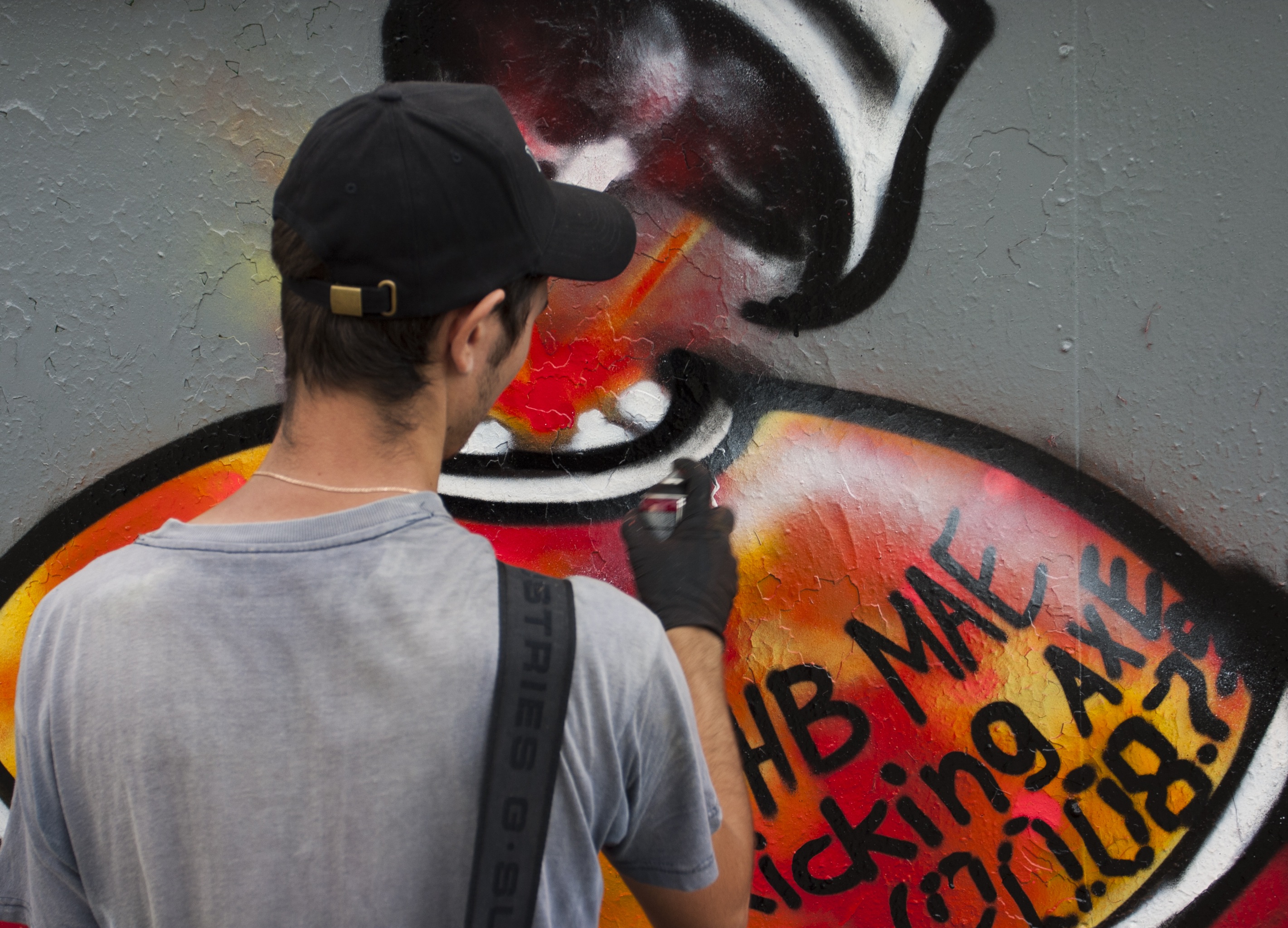 Пацан рисует граффити