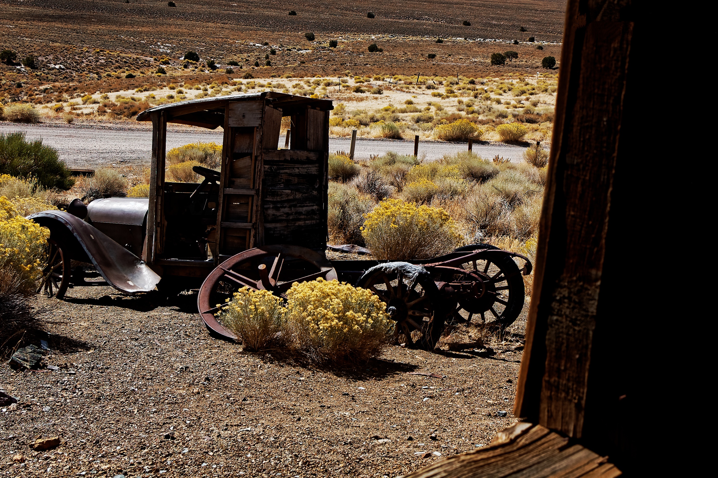 Ржавая машина в пустыне