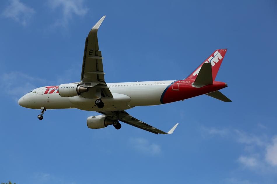 Plane Tam Flying
