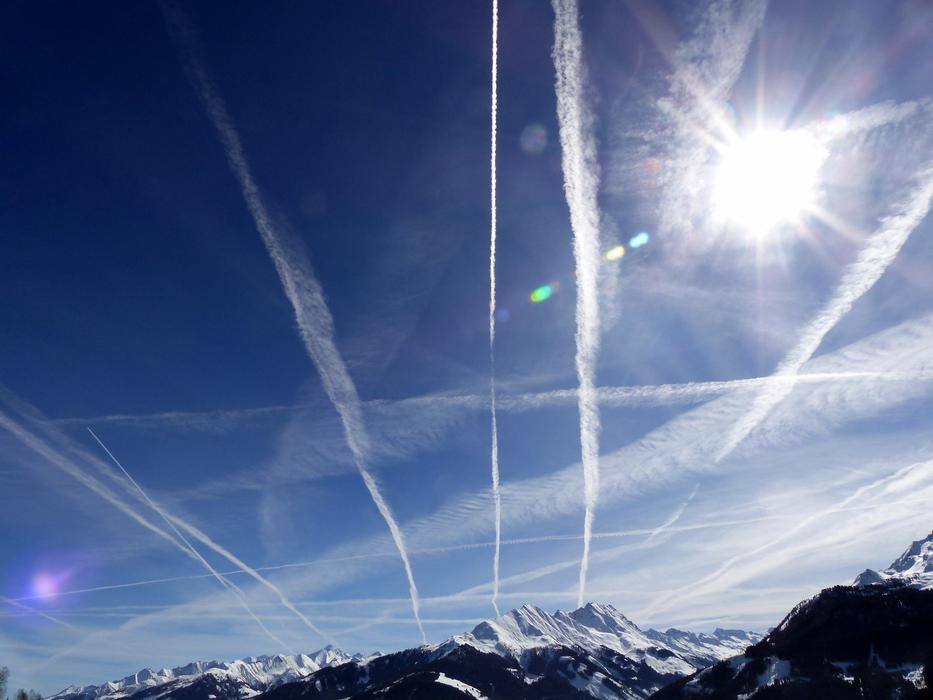 Contrail Air Traffic