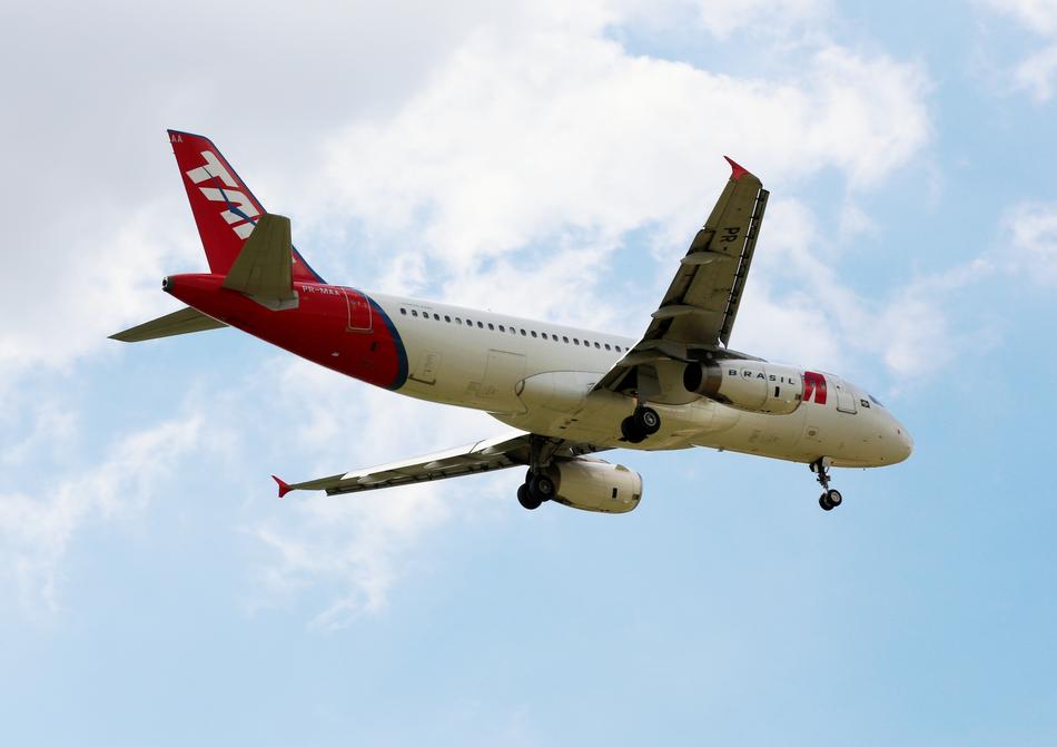 Plane Tam Flying