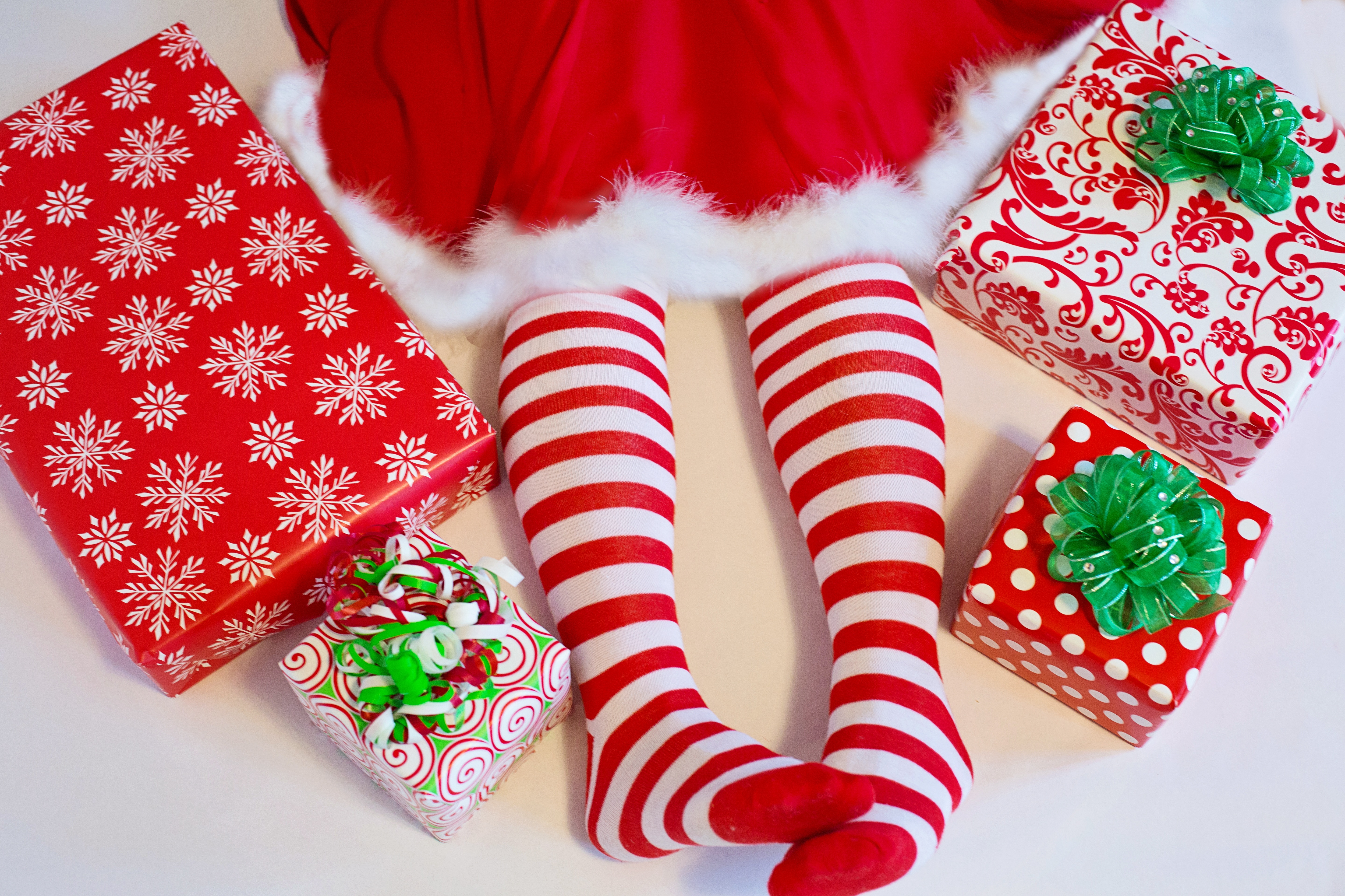 Что дарить на новый год 2024. Носки в подарок. Подарки на новый год своими руками. Рождественский носок. Новогодние вещи красного цвета.
