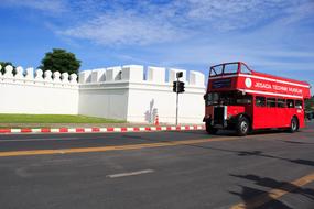 Vehicle The Wall White