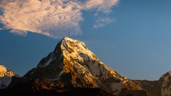 mountain peaks in nepal