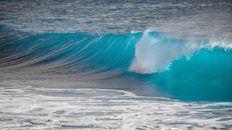 waves and splashes of the turquoise ocean