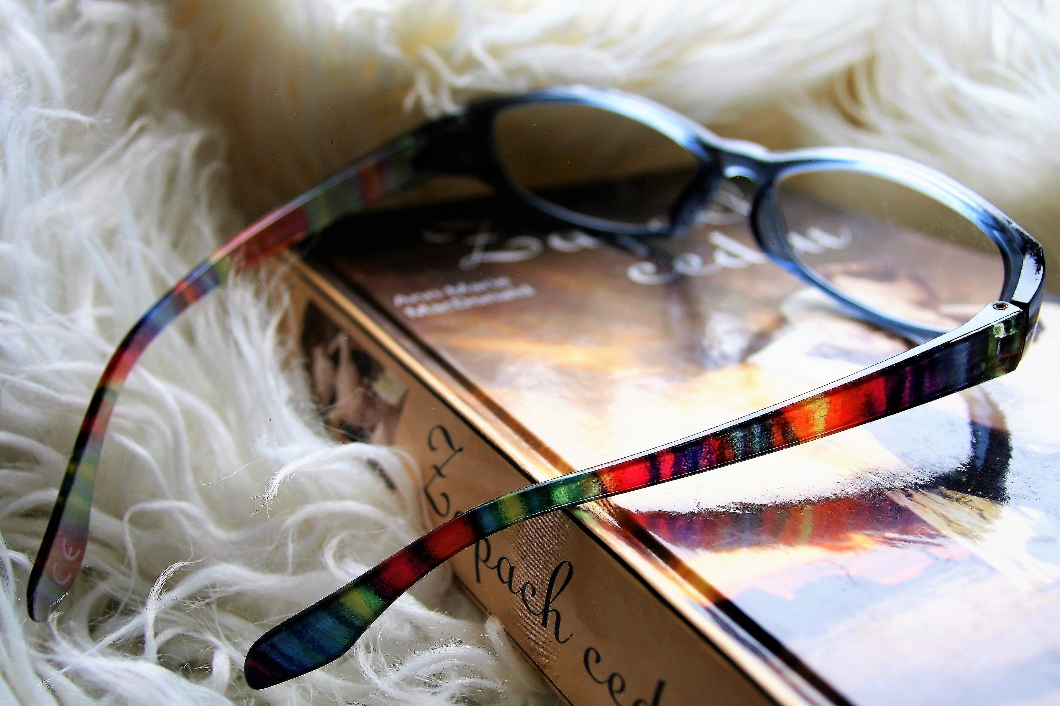 Красивые очки с книгами