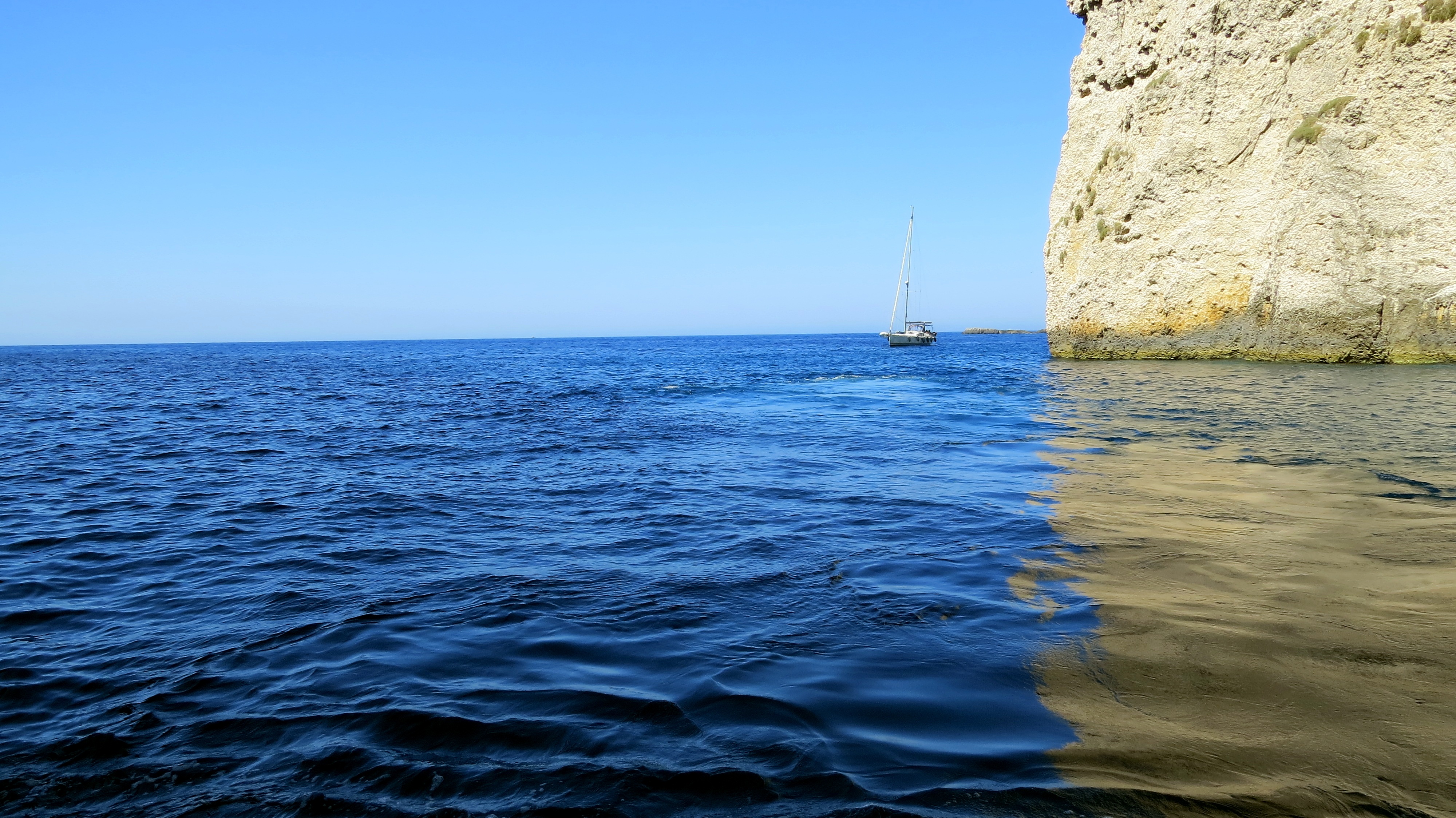 Омываемый морем берег. Цвет Средиземного моря. Средиземное море не море. Залив в Тирренском море. Берег Средиземного моря в в синих тонах.