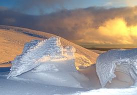 Snow Figures sun
