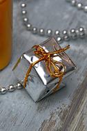 christmas decoration in the form of a gift