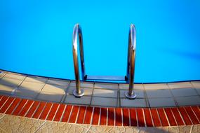 entrance with railings to the swimming pool